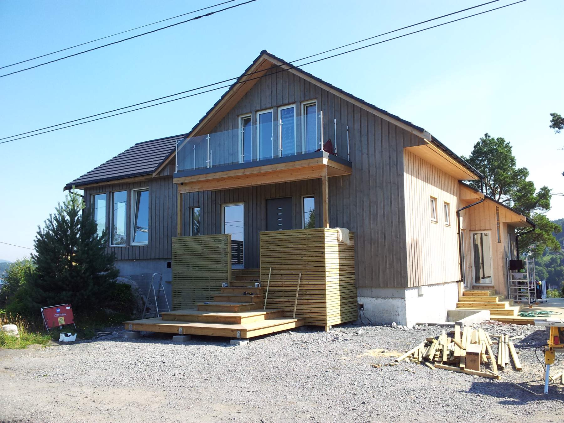 Haus mit Holzarbeiten