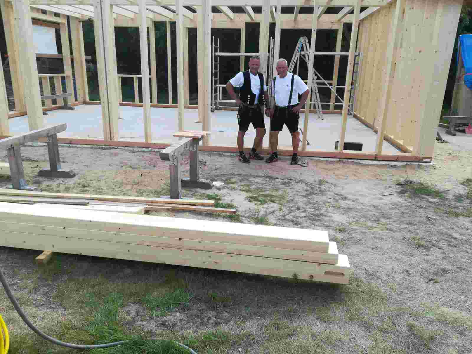 2 Männer mit Holzstruktur