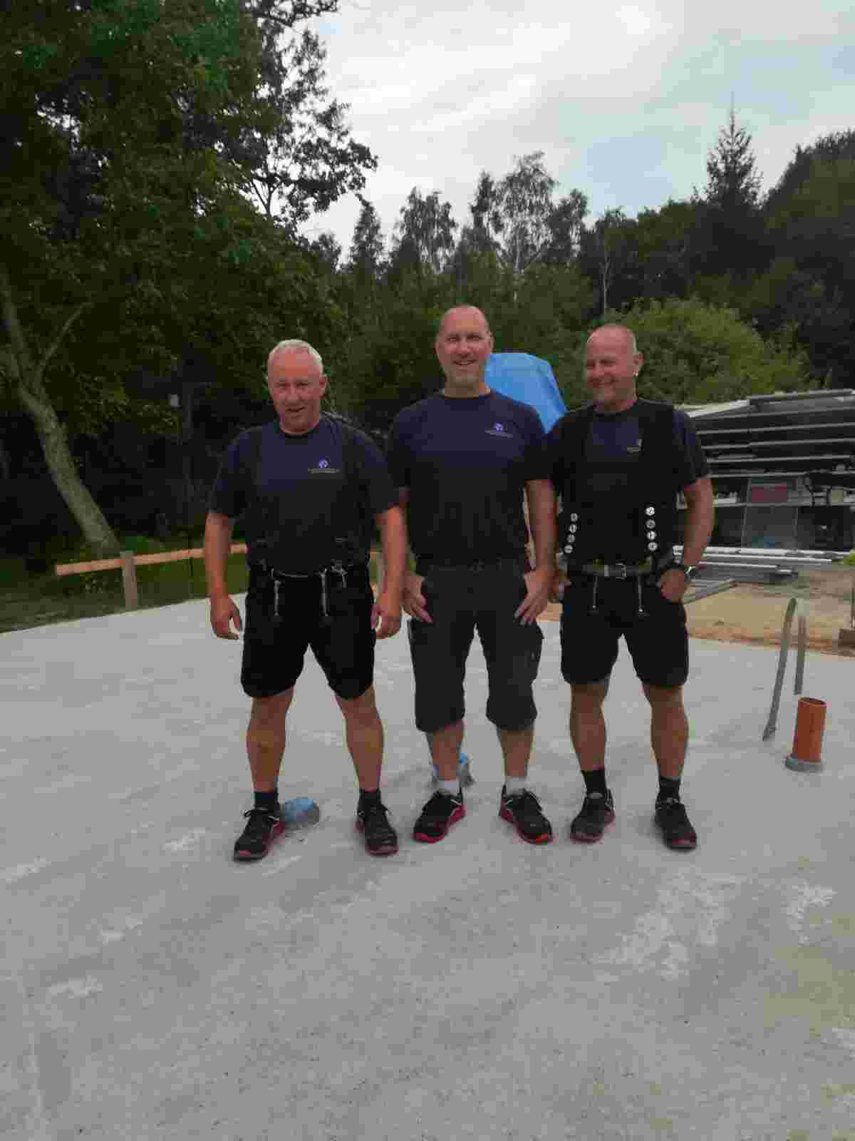 3 Männer in Schwarz