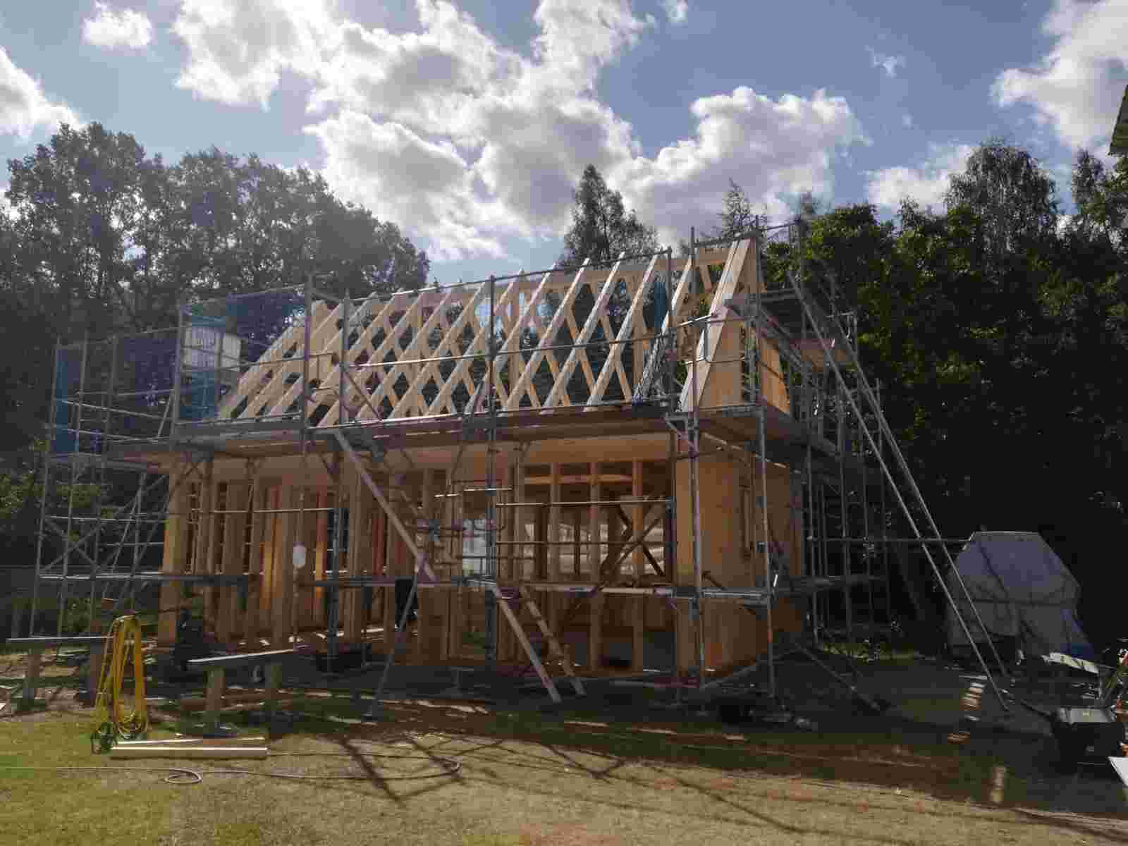 Holzkonstruktion einbauen