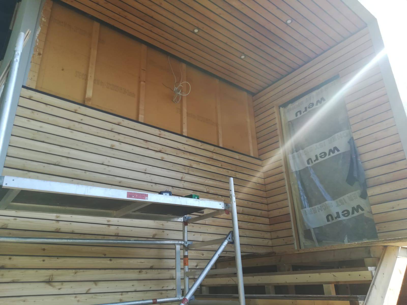 Stellen Sie sich vor eine Holzwand