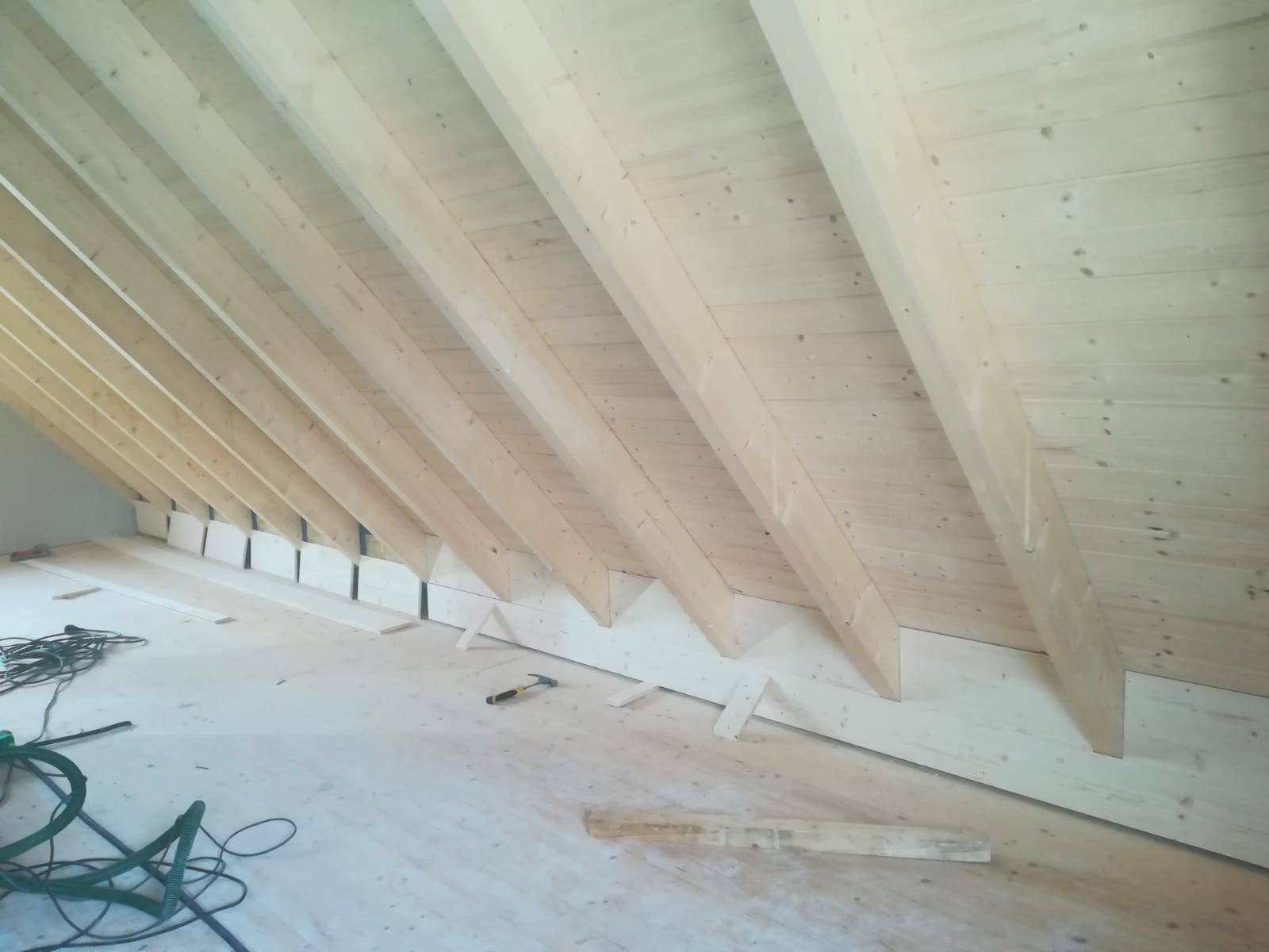 weiße Holzdecke